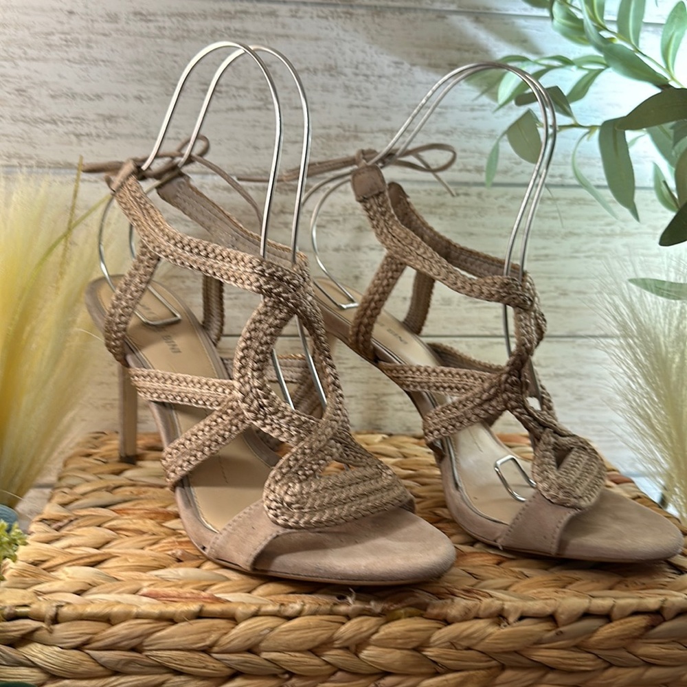 Gianni  Bini size 10 suede heels